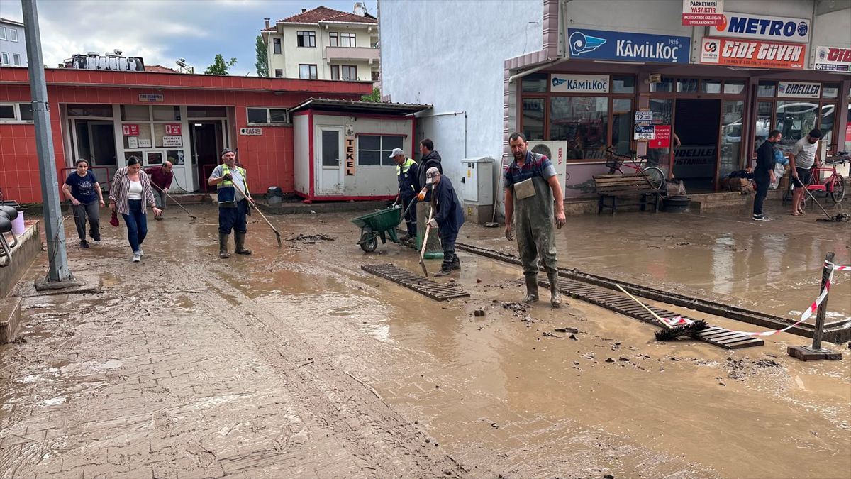 Kastamonu'da su baskınları nedeniyle zemin katlarda yaşayanlar tahliye edildi