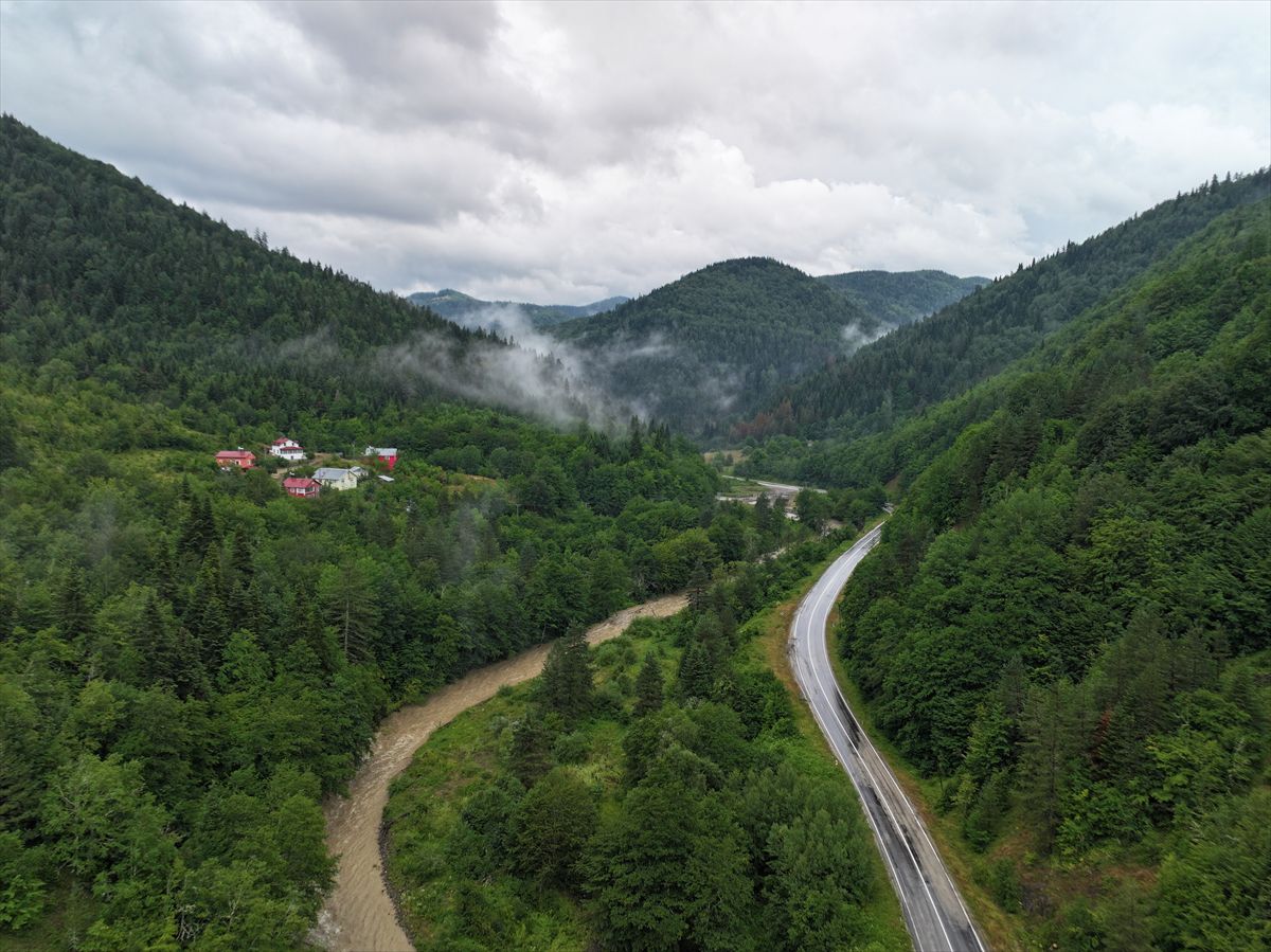 Kastamonu'nun Cide ilçesindeki Şehriban Çayı'nda sağanak sonrası yükselen su seviyesi.