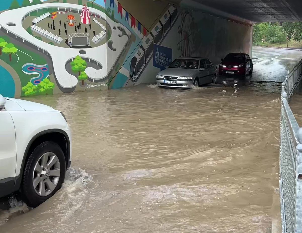 İzmit'te sağanak alt geçidi göle çevirdi