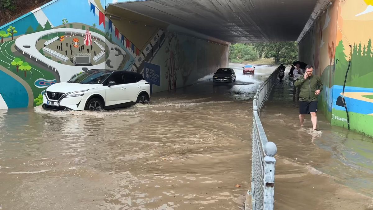 Kocaeli'de sağanak alt geçidi suyla doldurdu