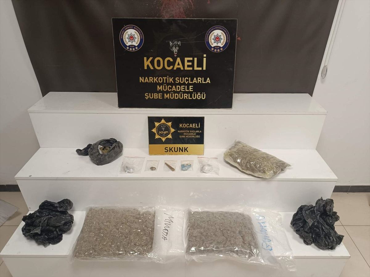 Kocaeli'de uyuşturucu operasyonu sonrası adliyeye sevk edilen şüpheliler.