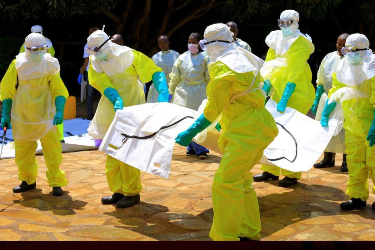 Kongo Demokratik Cumhuriyeti'nde Ebola salgınıyla ilgili bir sağlık çalışanı.