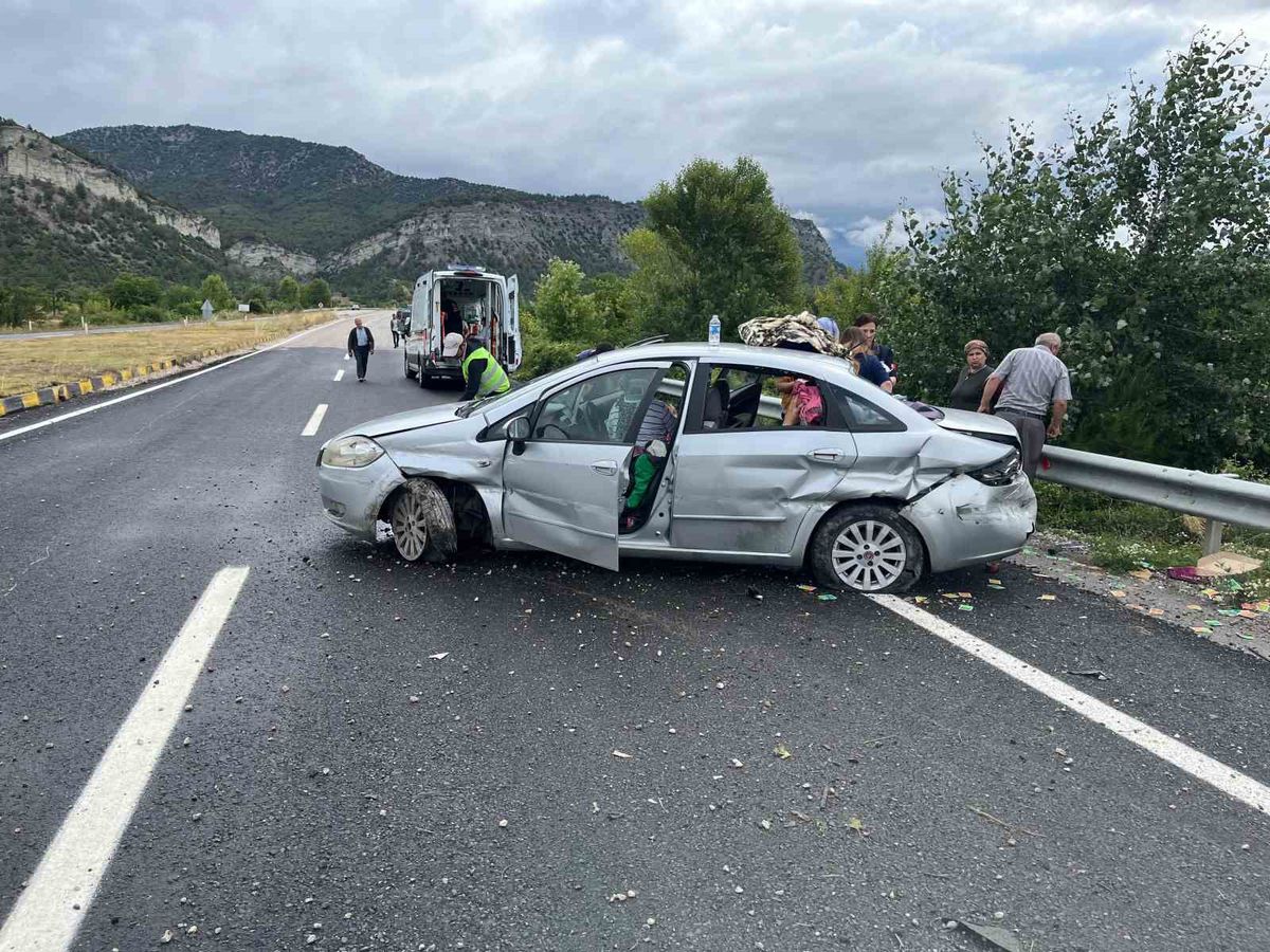 Kontrolden çıkan otomobil demir bariyerlere çarptı: 5 yaralı