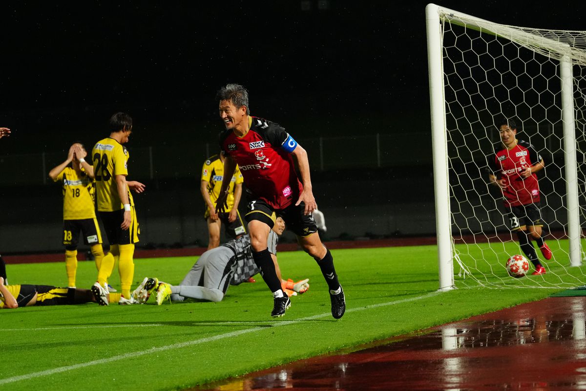Kazuyoşi Miura, Fukuşima United formasıyla gol sevinci yaşarken