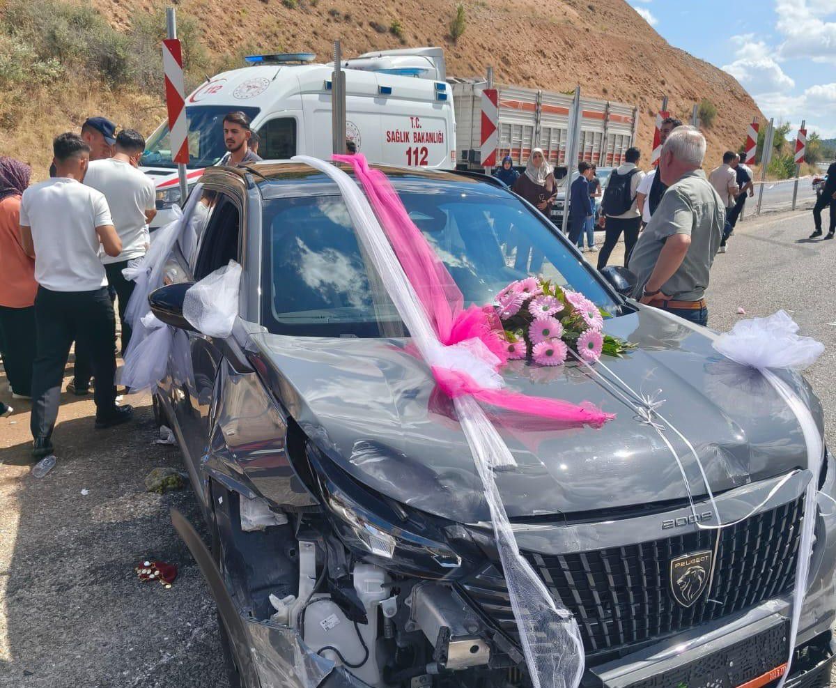 Malatya'da düğün konvoyunda meydana gelen trafik kazası.