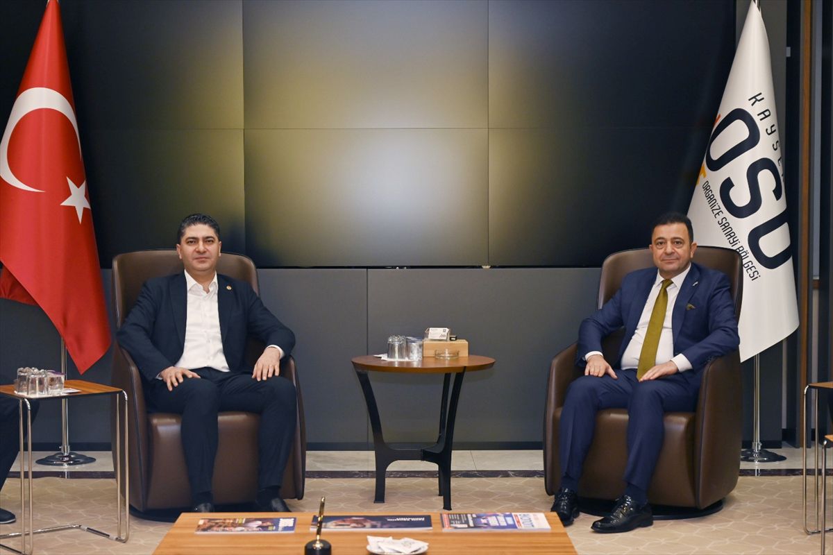 MHP Genel Başkan Yardımcısı İsmail Özdemir, Kayseri Organize Sanayi Bölgesi Yönetim Kurulu Başkanı Mehmet Yalçın ile görüşüyor.