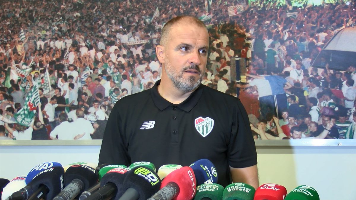 Bursaspor Teknik Direktörü Mustafa Er maç sonrası açıklama yapıyor.