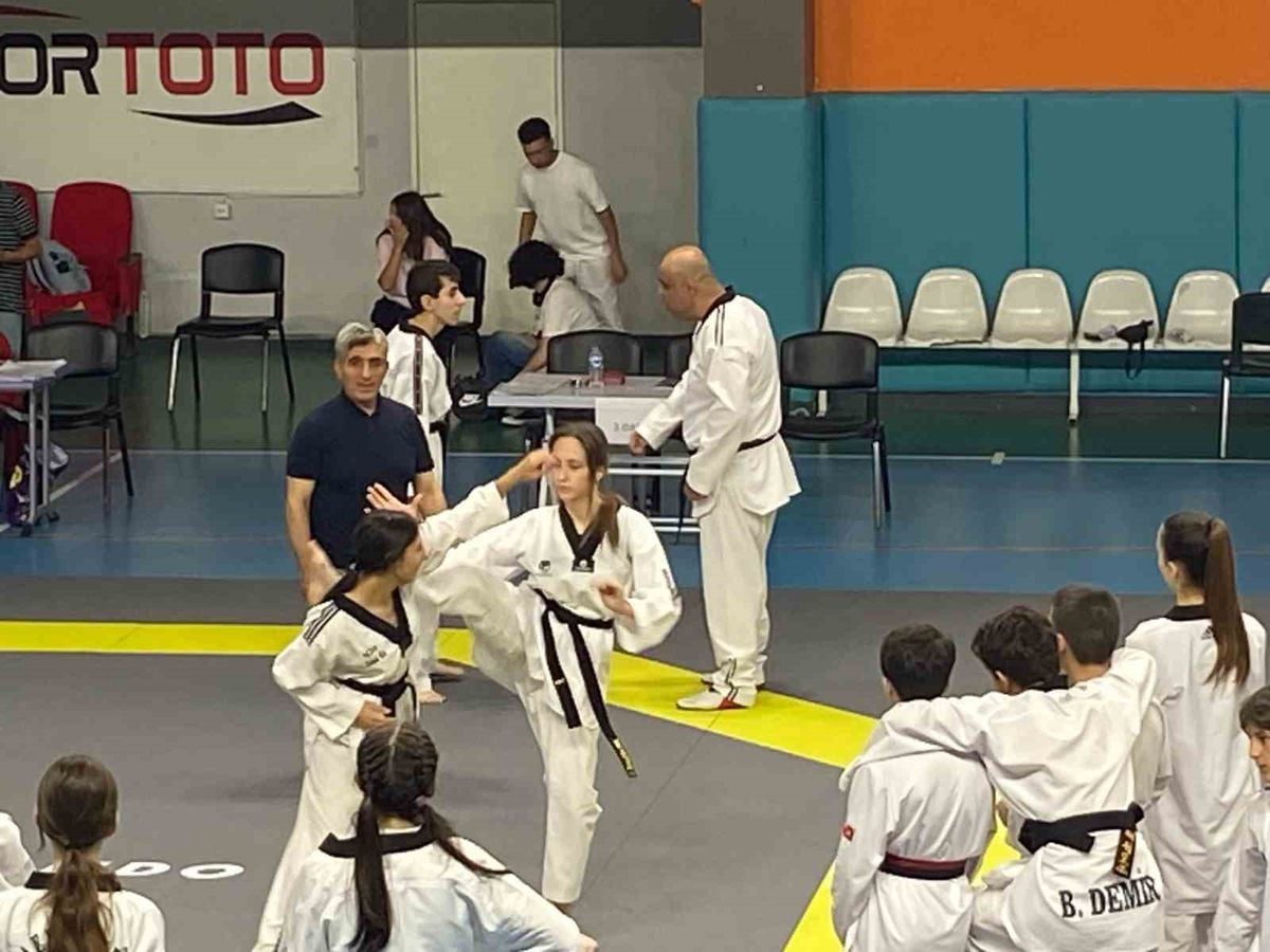 Genç taekwondocu Semanur Duran'ın madalya veya kuşak takarken çekilmiş fotoğrafı.