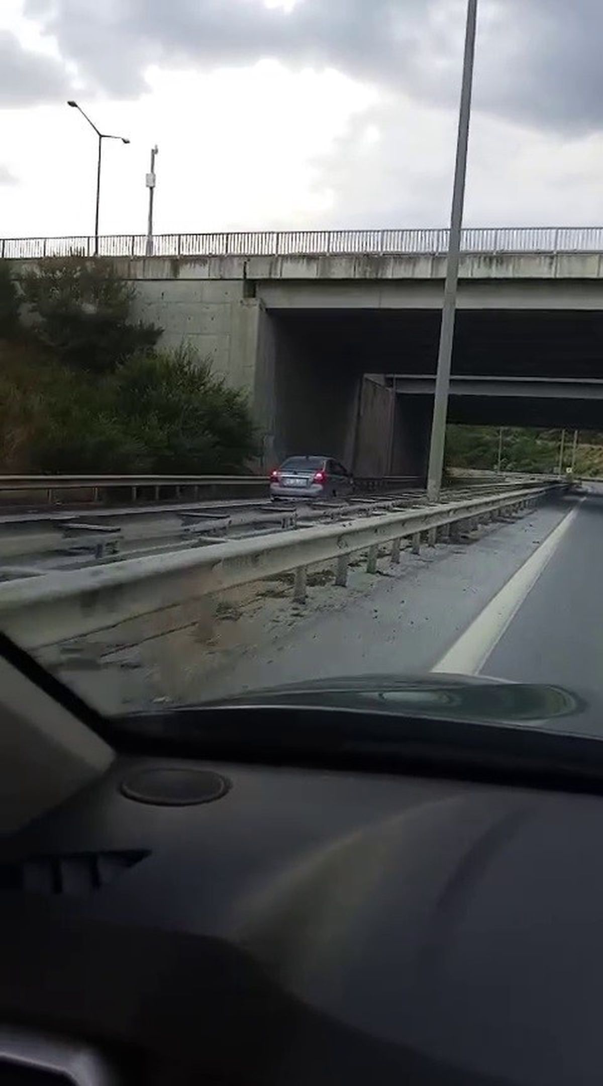 Otoyolda ters şeritte ilerleyen otomobil hayrete düşürdü