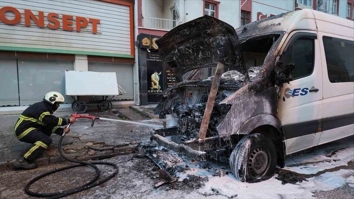 Kırıkkale'de park halindeki minibüsün motor bölümünde çıkan yangın itfaiye ekipleri tarafından söndürüldü.