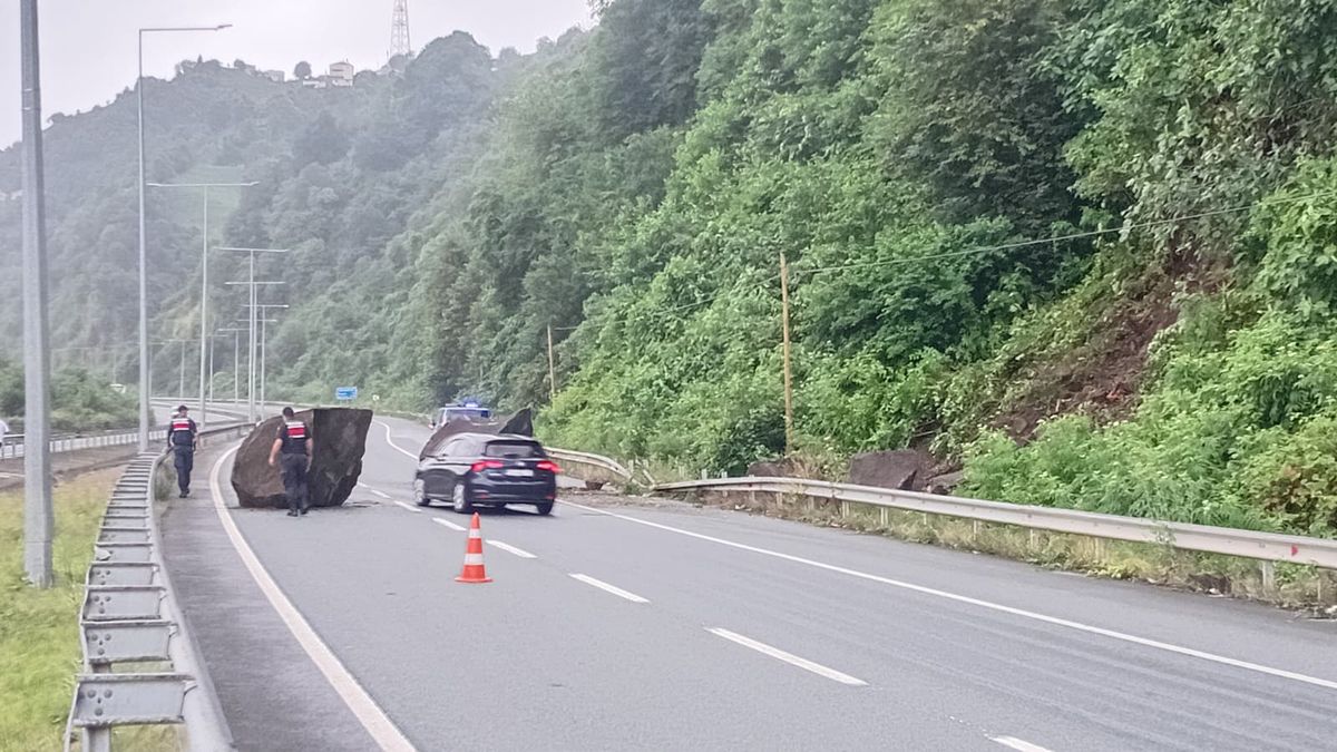 Rize'de Sahil Yolu'na Dev Kaya Düştü