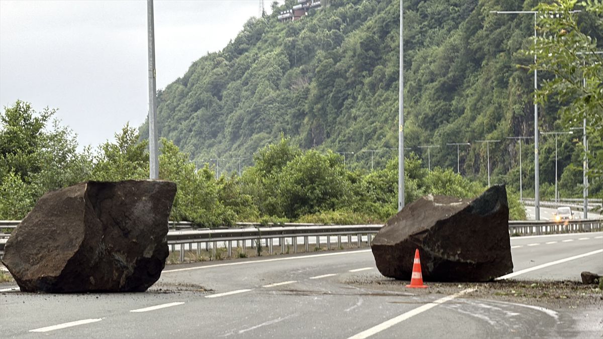 Rize'de sağanak kaya düşürdü, yol kapandı