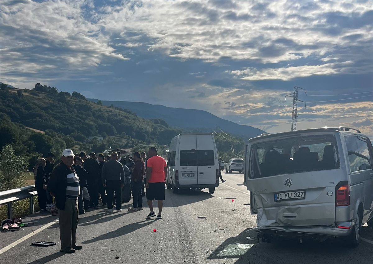 Samsun'un Ladik ilçesinde meydana gelen trafik kazasında çarpışan minibüs ve panelvan.