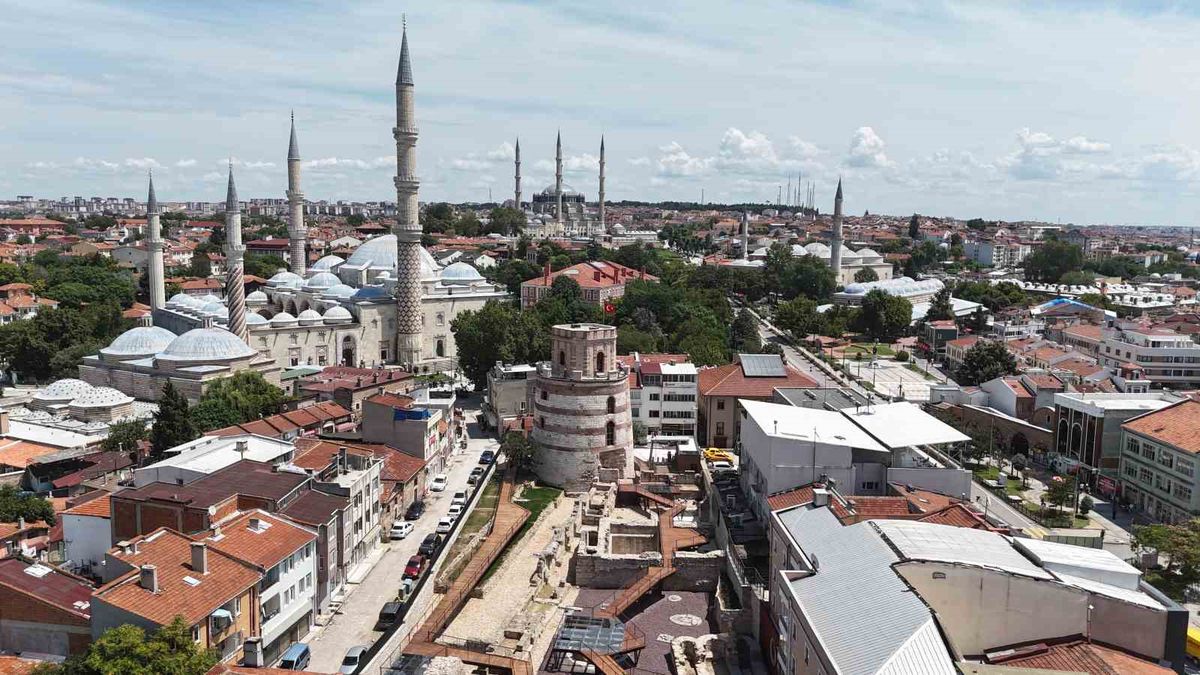 Sanat tarihçisi Prof. Dr. Beksaç: 'Makedonya Kulesi hak ettiği bilgiye layık olması gereken bir yapı'