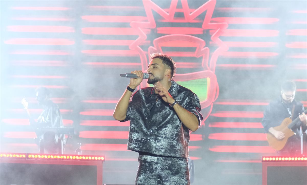 Şarkıcı Sefo, Çorum Hitit Fuarı'nda konser verirken