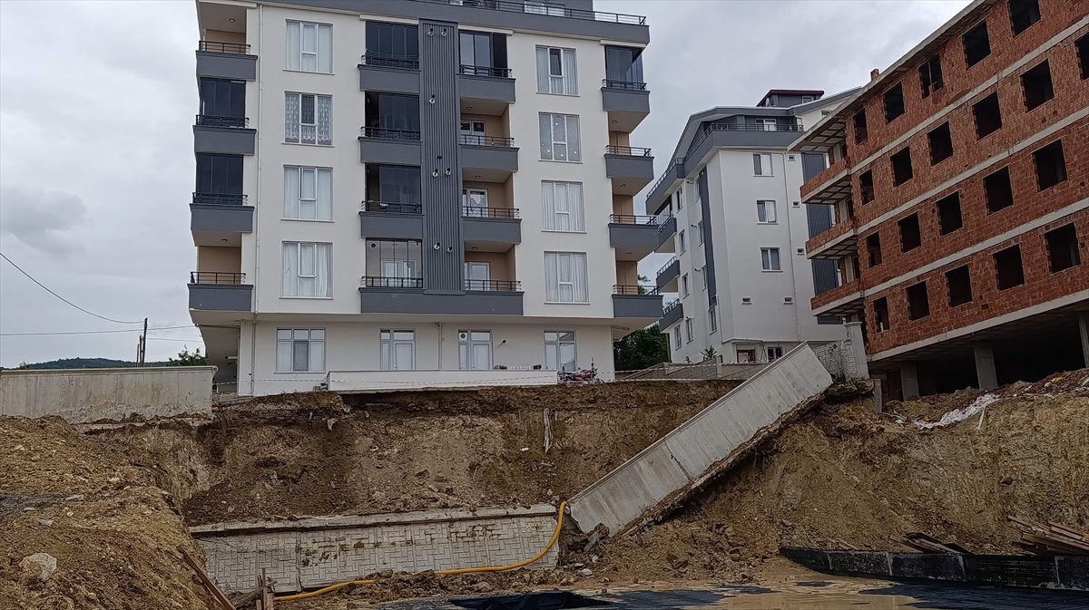 Sinop'ta bir binanın istinat duvarı çöktü