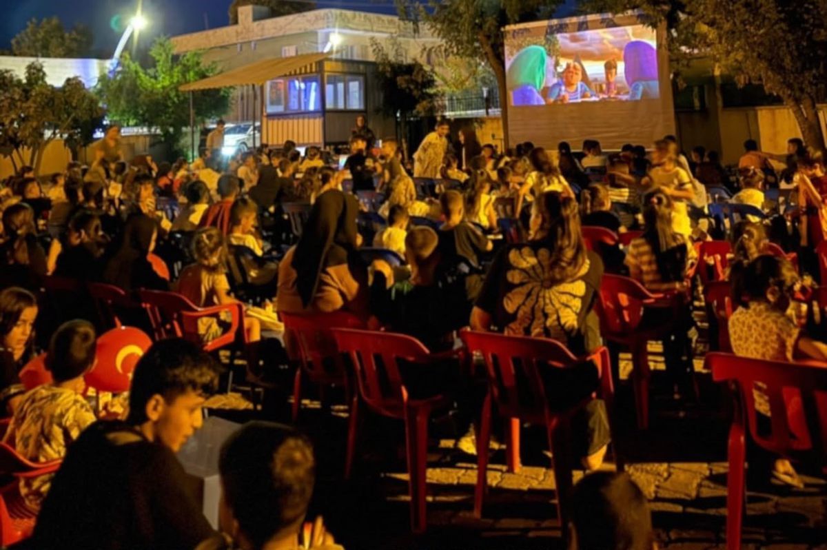 Şırnak'ta bir köyde sinema gösterimi yapılıyor.