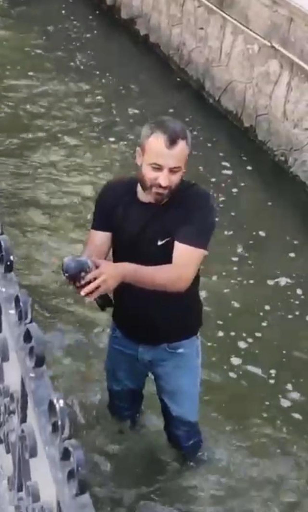 Malatya’da Duyarlı Vatandaş Su Kanalına Düşen Güvercini Kurtardı