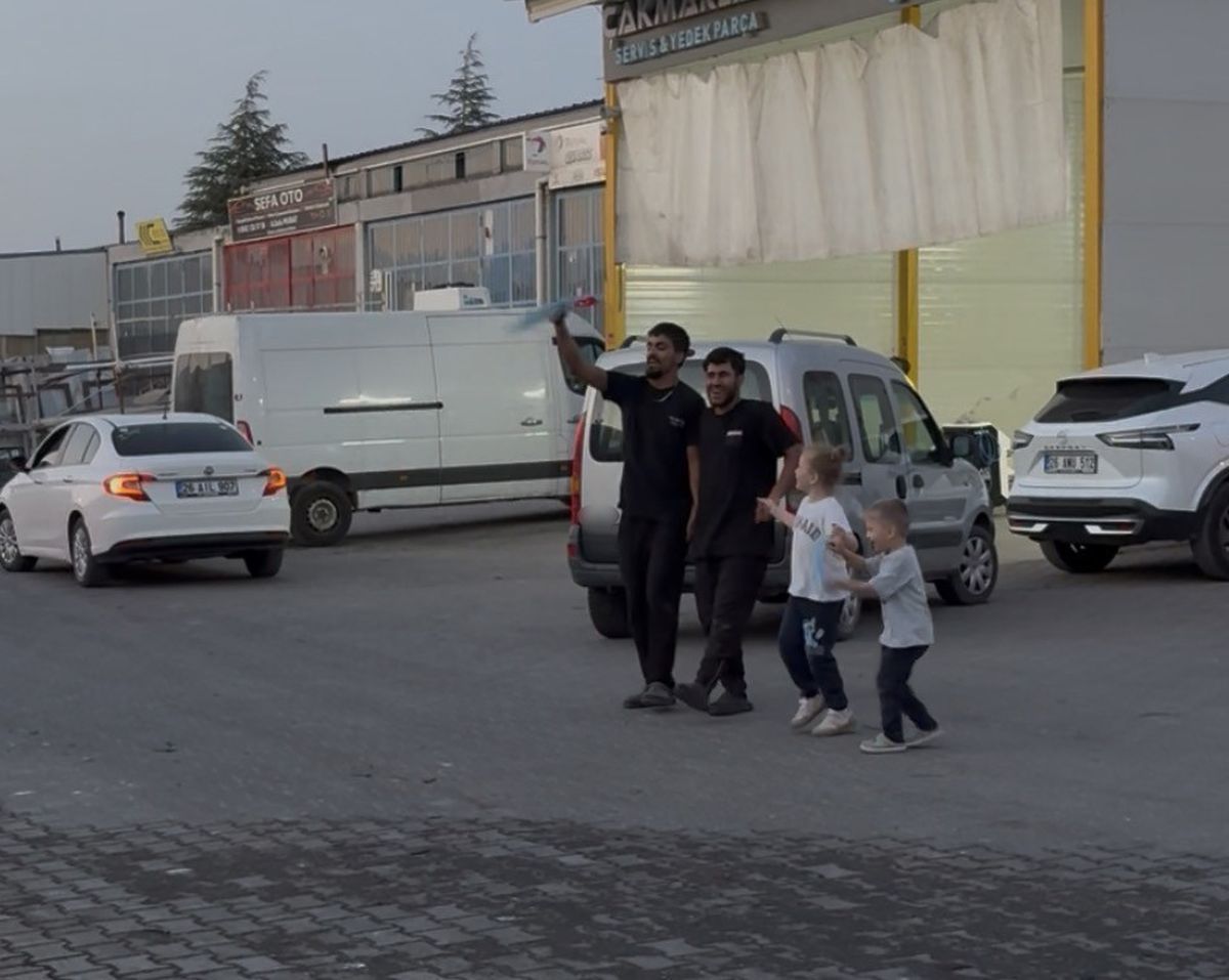 Tamirhanede keyifli mola: İşçiler ve çocuklar halay çekti