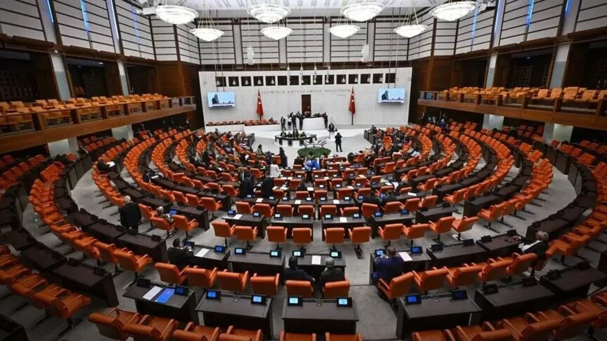 TBMM'de kabul edilen torba teklifle binek otomobillerde asgari ÖTV 100 bin TL'ye, elektrikli motosikletlerde 30 bin TL'ye yükseltildi.