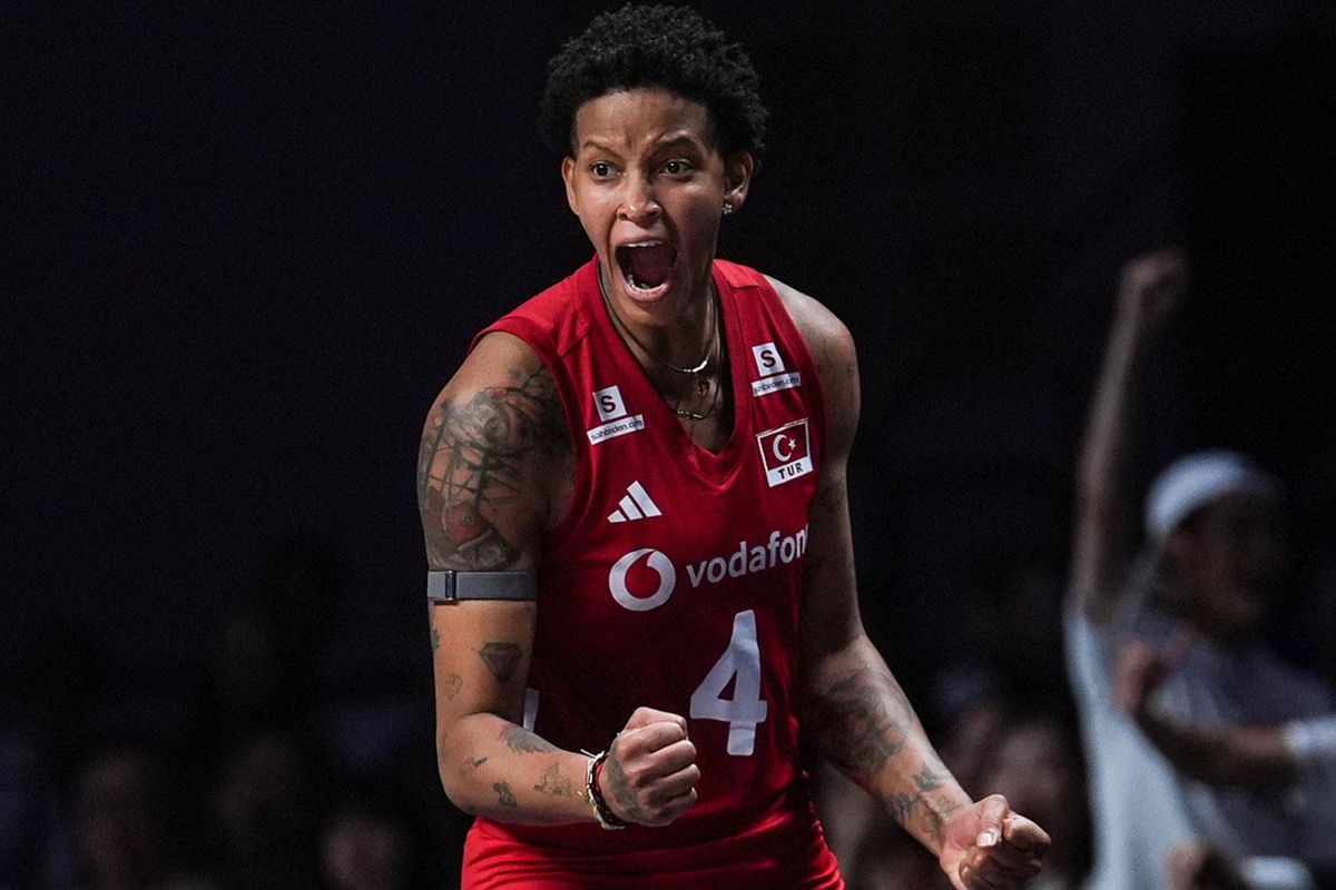 A Milli Kadın Voleybol Takımı oyuncuları şampiyonluk kupasıyla sevinç anı yaşıyor.