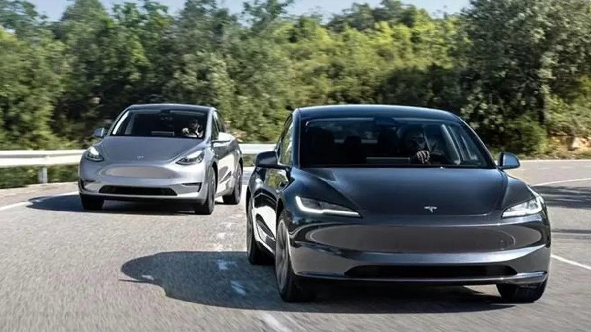 Tesla marka bir otomobilin ön kısmı, marka logosu belirgin.