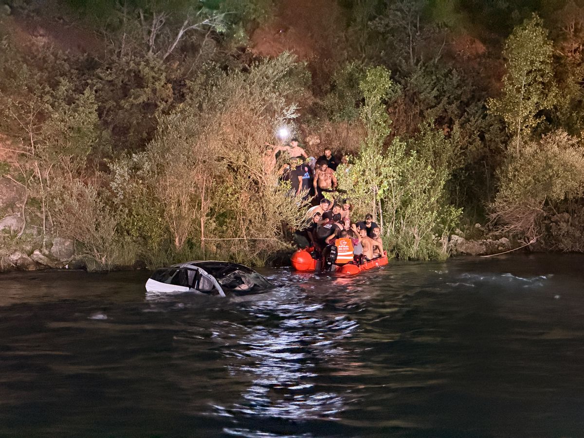 Tunceli'de Munzur Nehri'ne uçan otomobilin olay yeri görüntüsü.