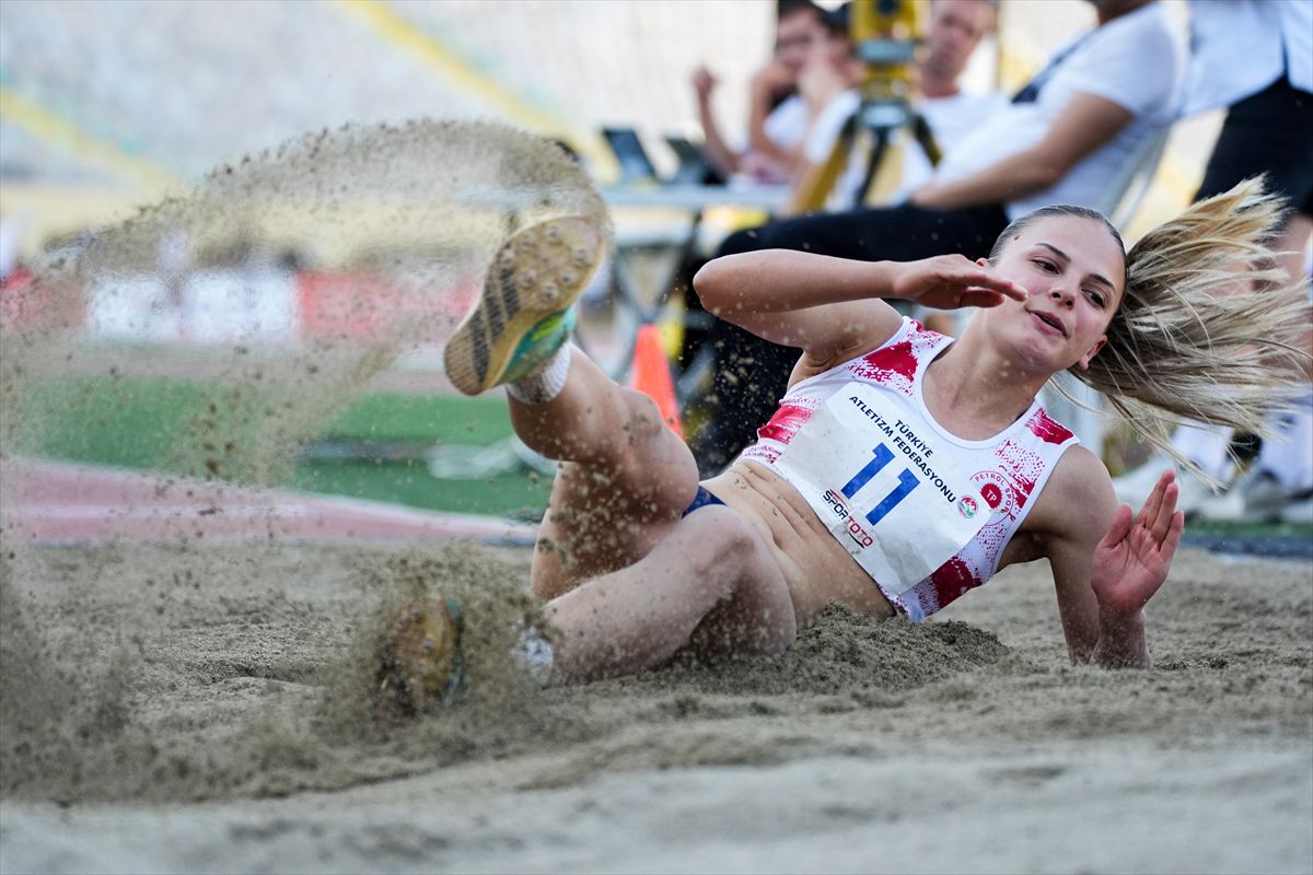 ENKA Spor Kulübü atletizm takımının kupayla sevinç anı.
