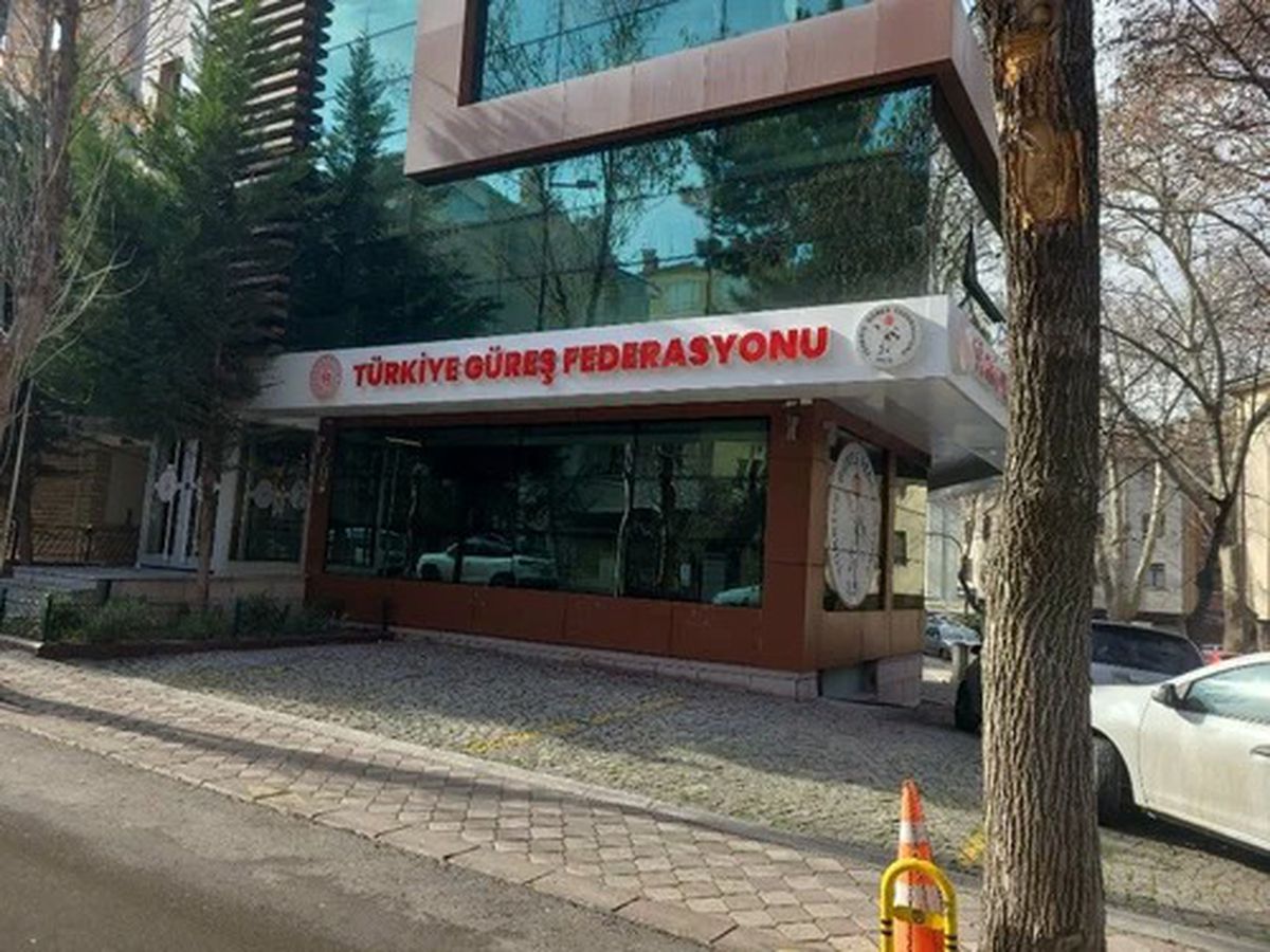 Gençlik ve Spor Bakan Yardımcısı Hamza Yerlikaya'nın bir güreş müsabakasında hakemin üzerine yürüdüğü anı gösteren temsili bir görsel.