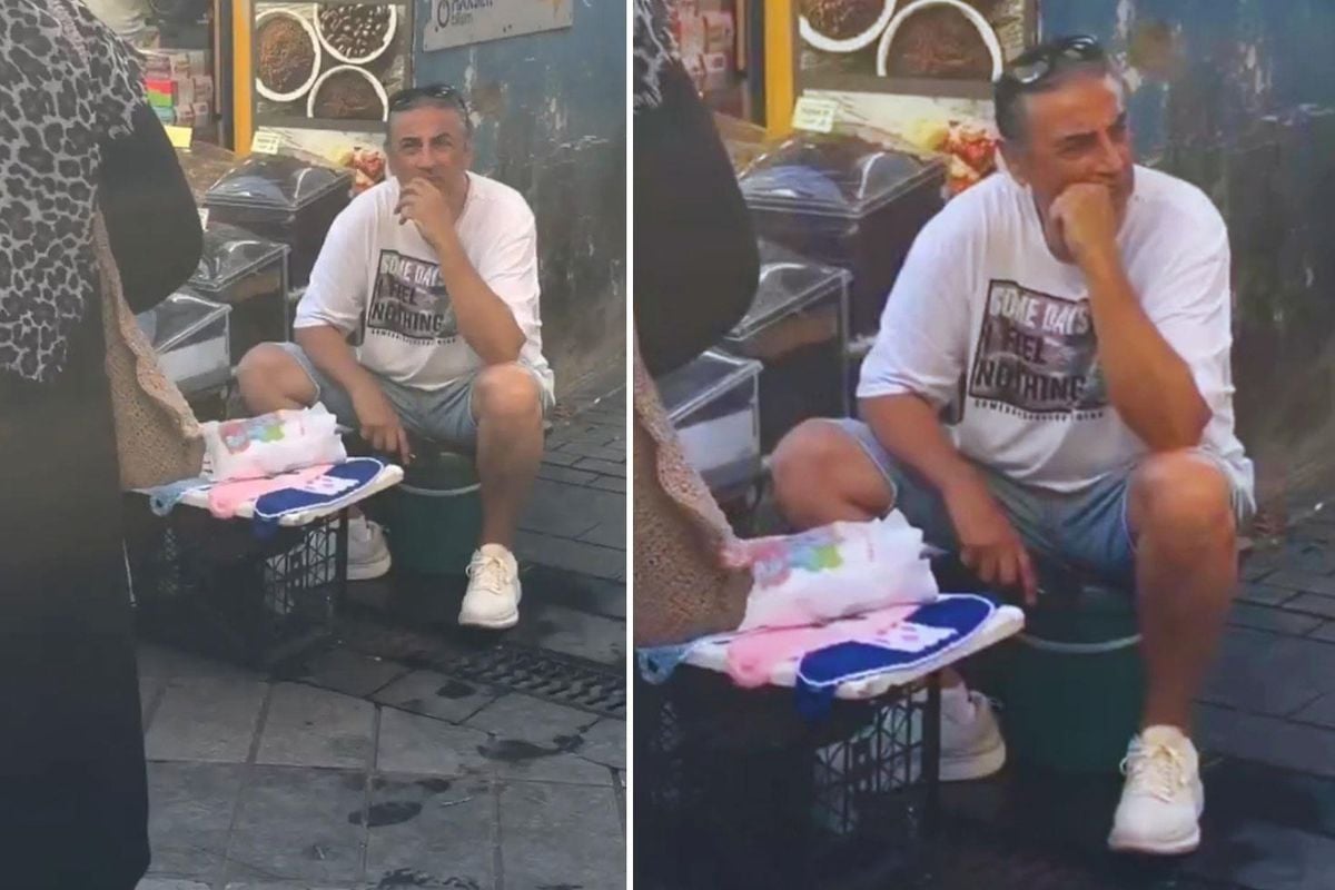 Ünlü şarkıcı Çelik'in balık pazarında banyo lifi sattığı an.