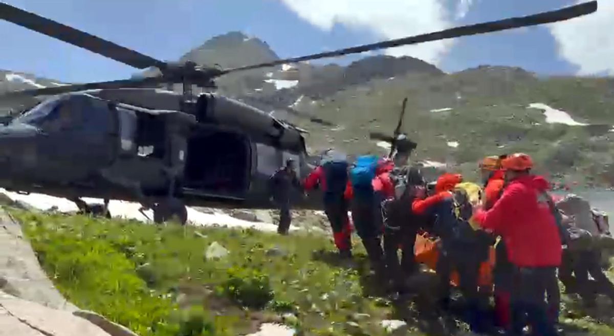 Verçenik Dağı'nda Düşen Dağcı Helikopterle Kurtarıldı
