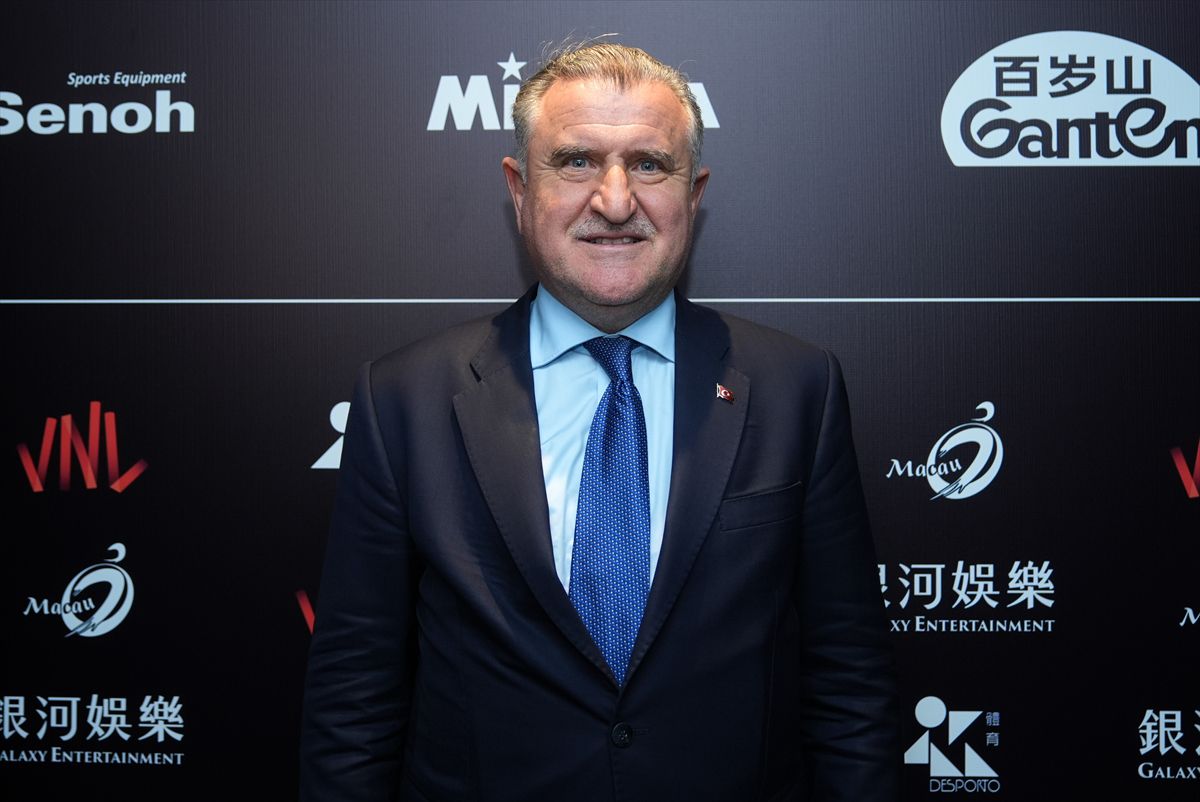 A Milli Kadın Voleybol Takımı'na Bakan Bak'tan tebrik