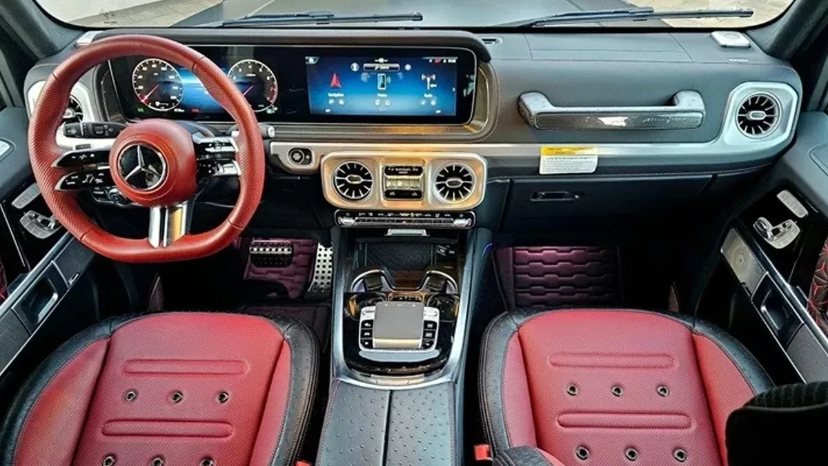 Yanlış modifikasyon yapılmış lüks Mercedes-Benz G550 SUV'un genel görünümü.