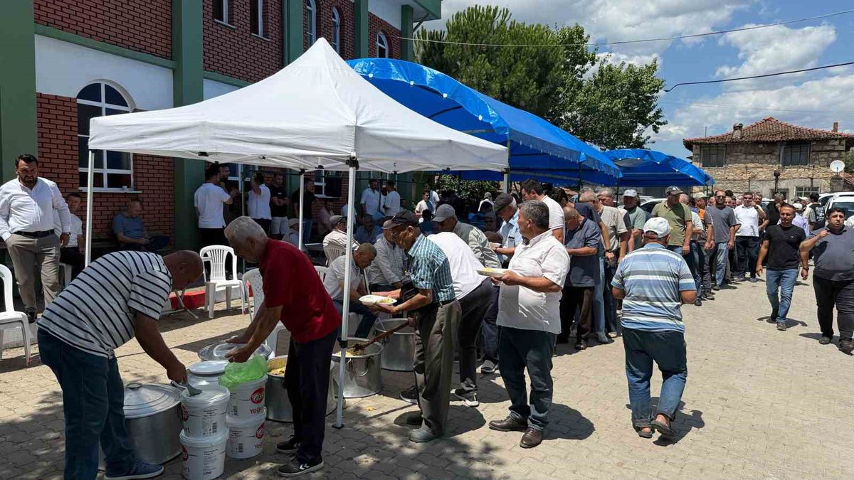Çanakkale Yayaköy köyünde düzenlenen geleneksel köy hayrı etkinliğinden genel bir görüntü.