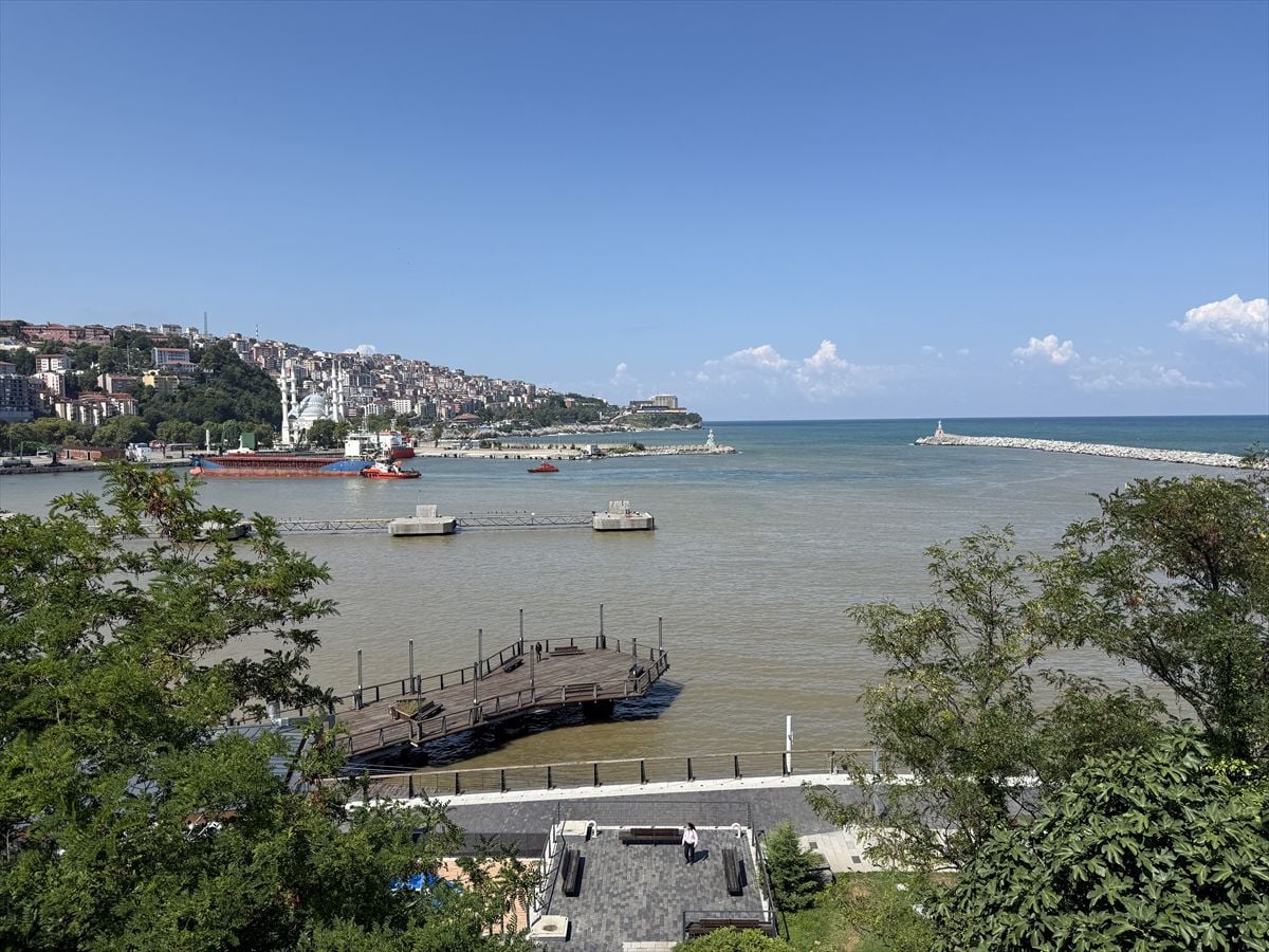 Zonguldak'ta yağışla gelen çamurlu su denizin rengini değiştirdi