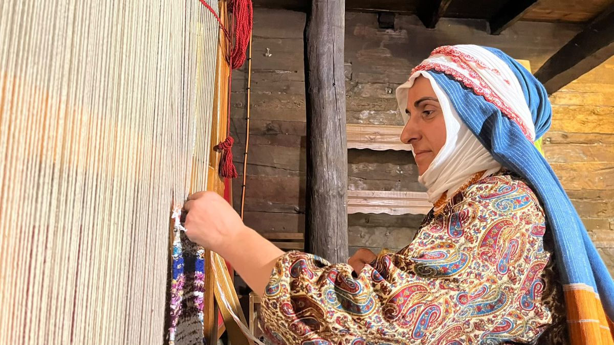 Rize bezi ustası Bilgenur Güngör, plastik poşetleri kumaşa dönüştürüyor