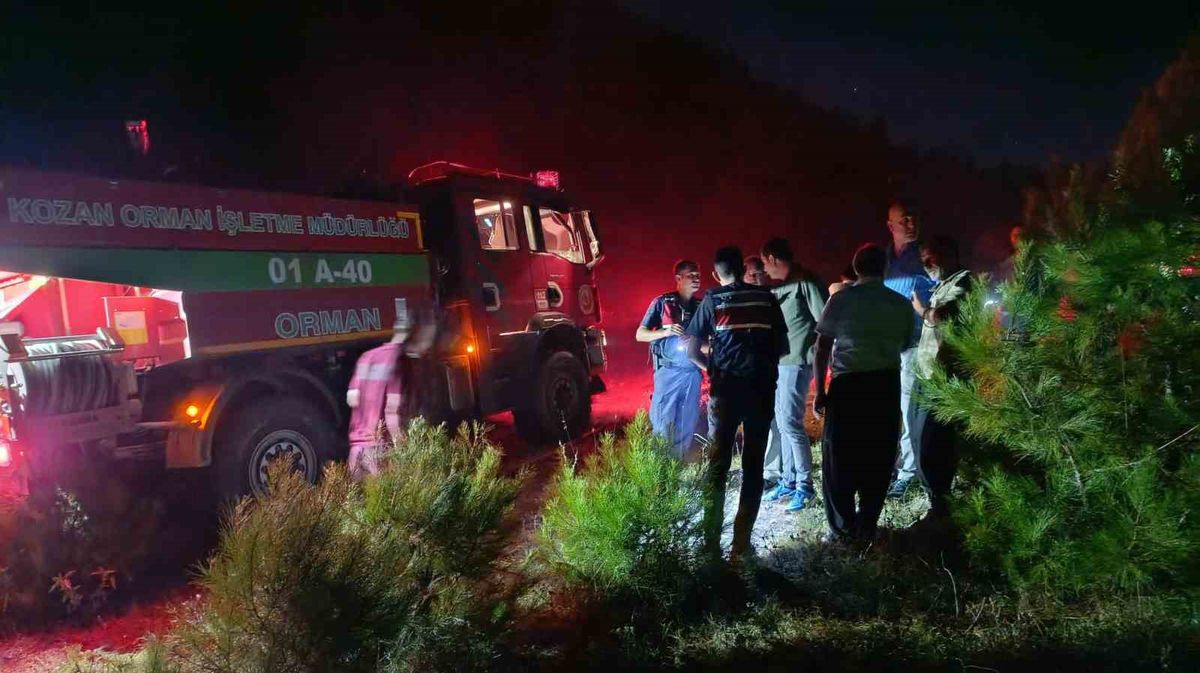Adana'nın Kozan ilçesindeki orman yangınına müdahale eden ekipler.