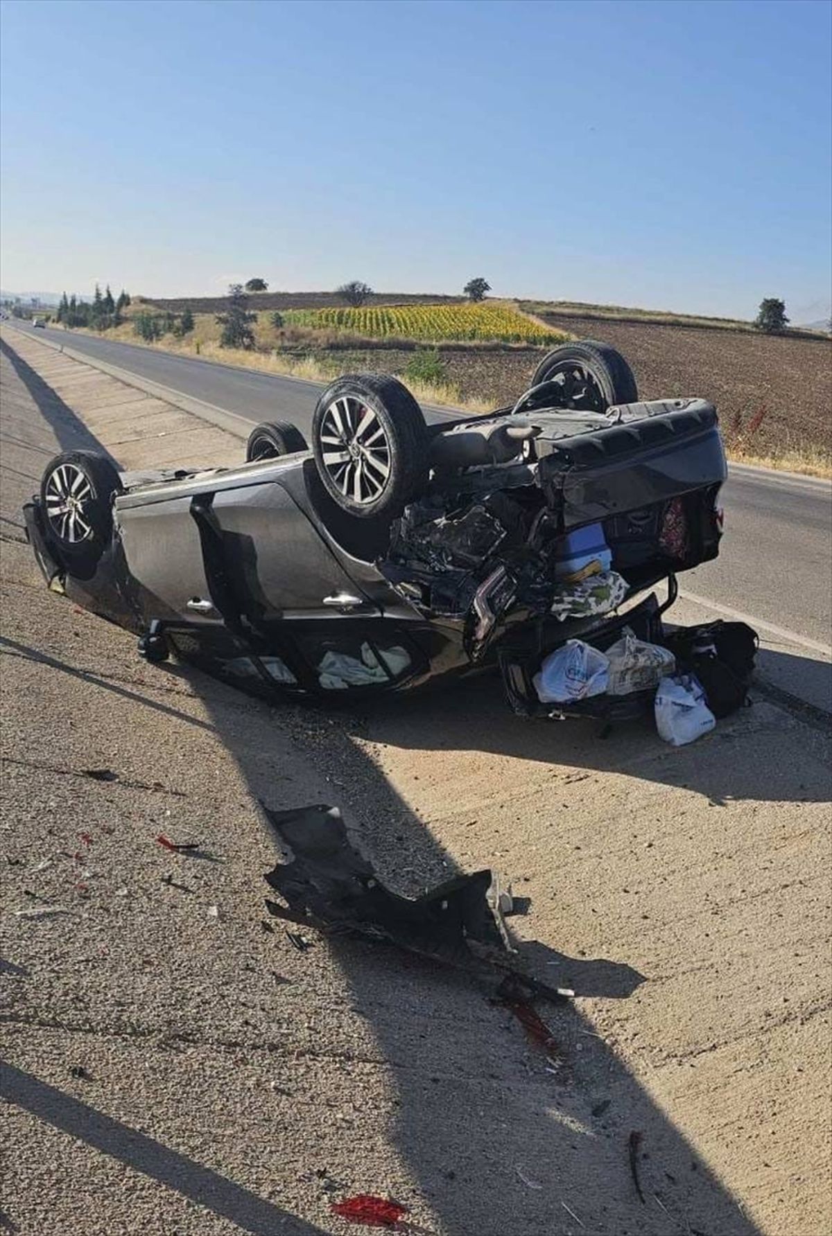 Afyonkarahisar'da refüje devrilen otomobil: 8 yaralı