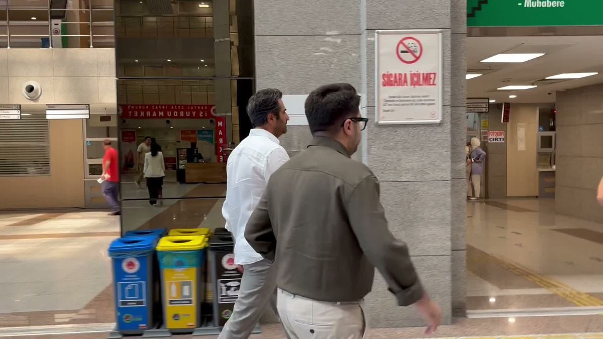 Mahsun Kırmızıgül ve Feyza Altun İstanbul Adliyesi'nden çıkarken görünüyor.