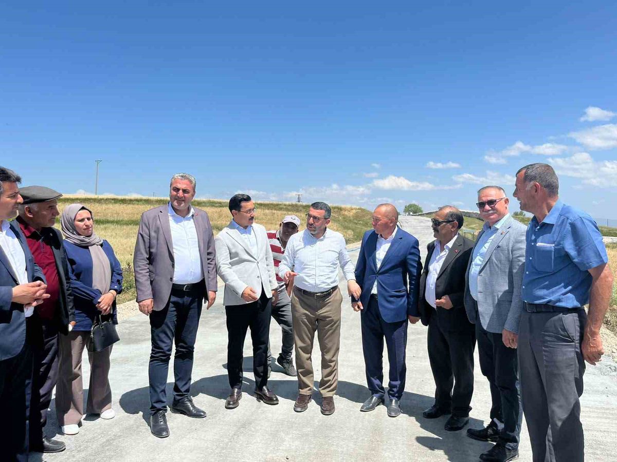 Akyaka'da köy yolu çalışmaları yerinde incelendi
