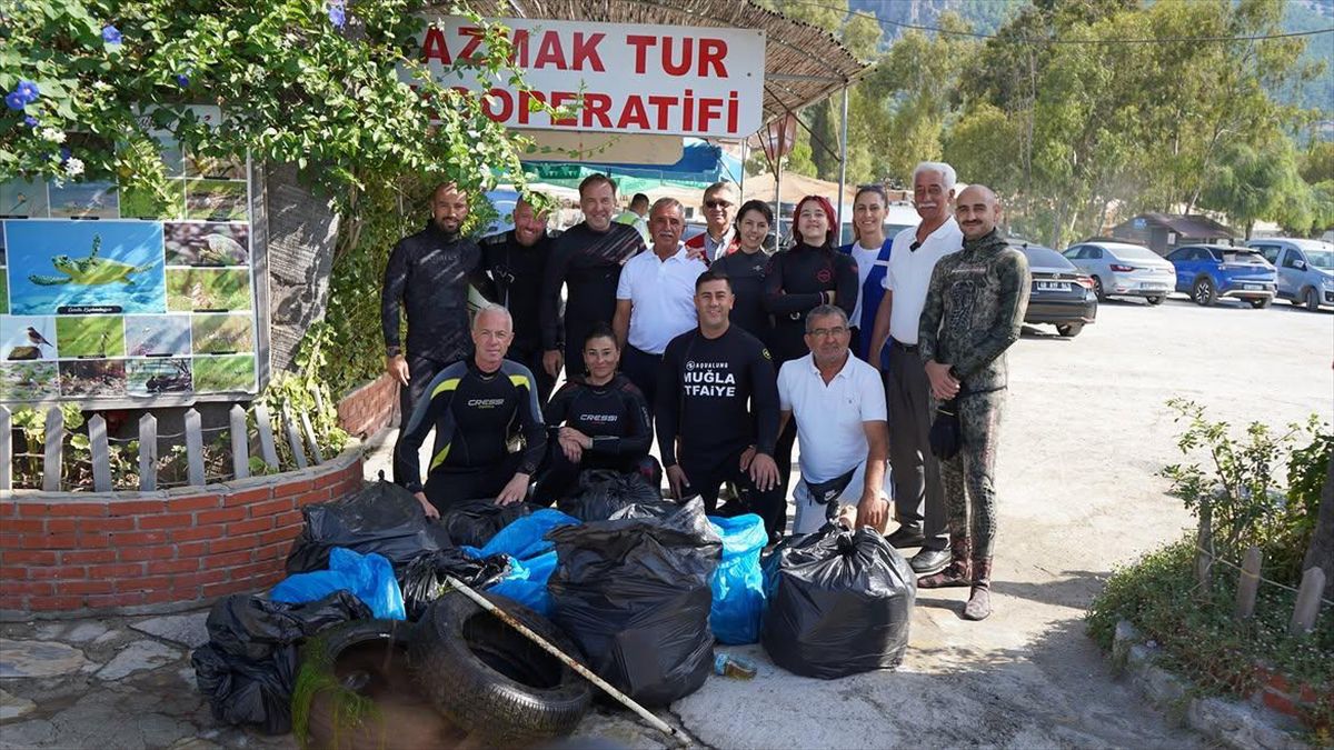 Akyaka'daki Kadın Azmağı'nda yapılan dip temizliği çalışması.
