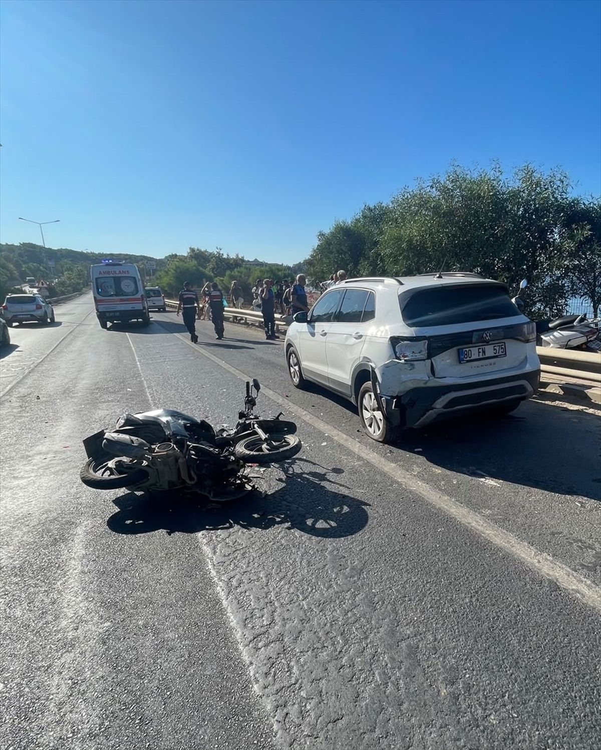Alanya'da motosiklet otomobile çarptı: 2 ağır yaralı