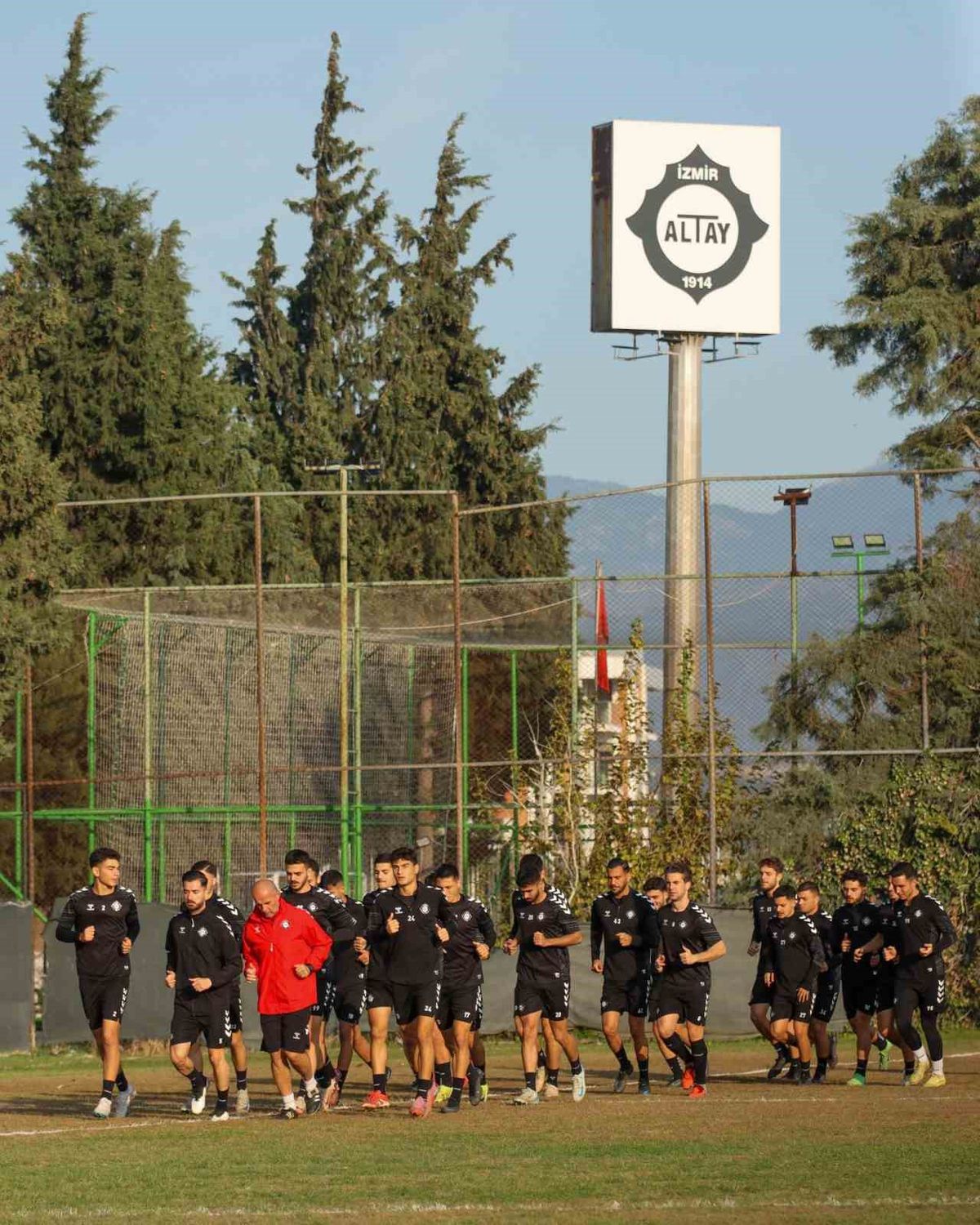 Altay'da antrenman ertelendi, yönetim belirsizliği sürüyor