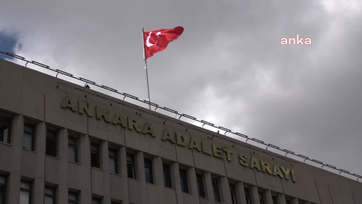 Ankara'da bir eğlence mekanına yönelik operasyonda gözaltına alınan şüpheliler.