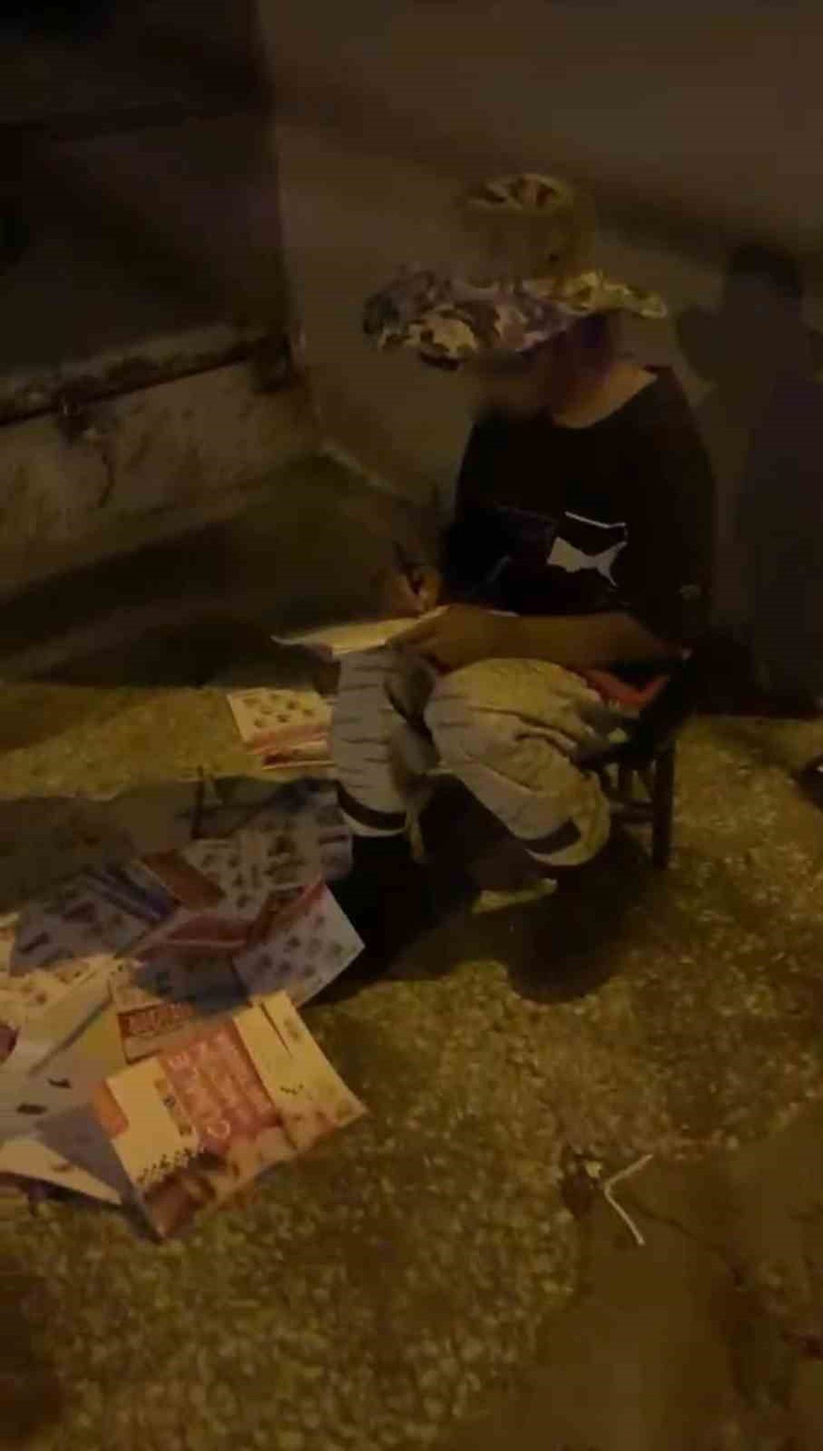 Hurda toplayan Ayşe'nin kitap azmi