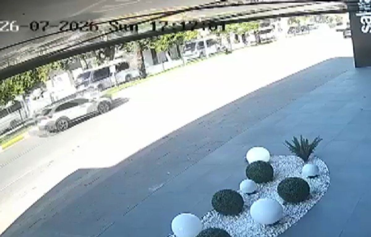 Antalya'da motosiklet ve otomobilin karıştığı kazada yaralılar var.