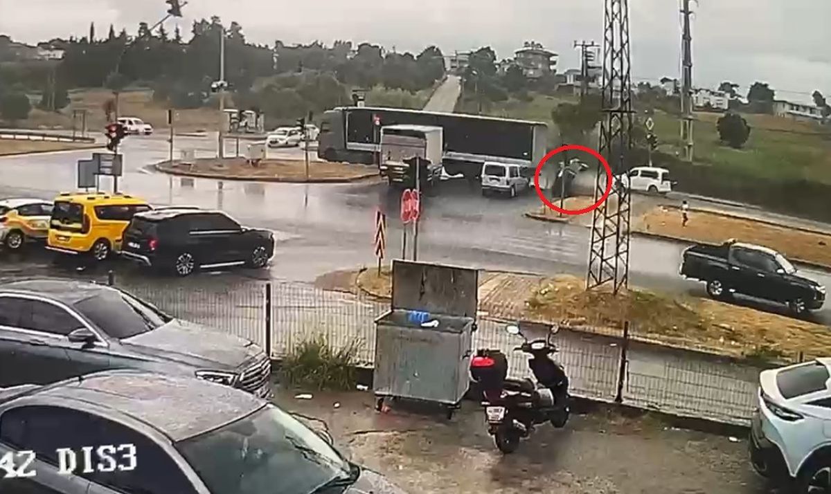 Antalya'da tır çarptı: 3 yaralı