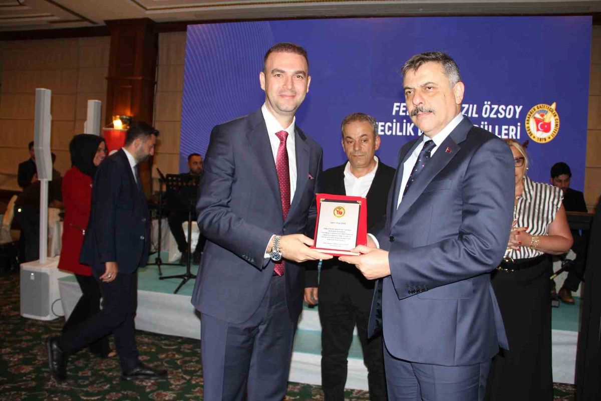 Aras Elektrik’e Feridun Fazıl Özsoy Ödül Töreni’nde Teşekkür Plaketi