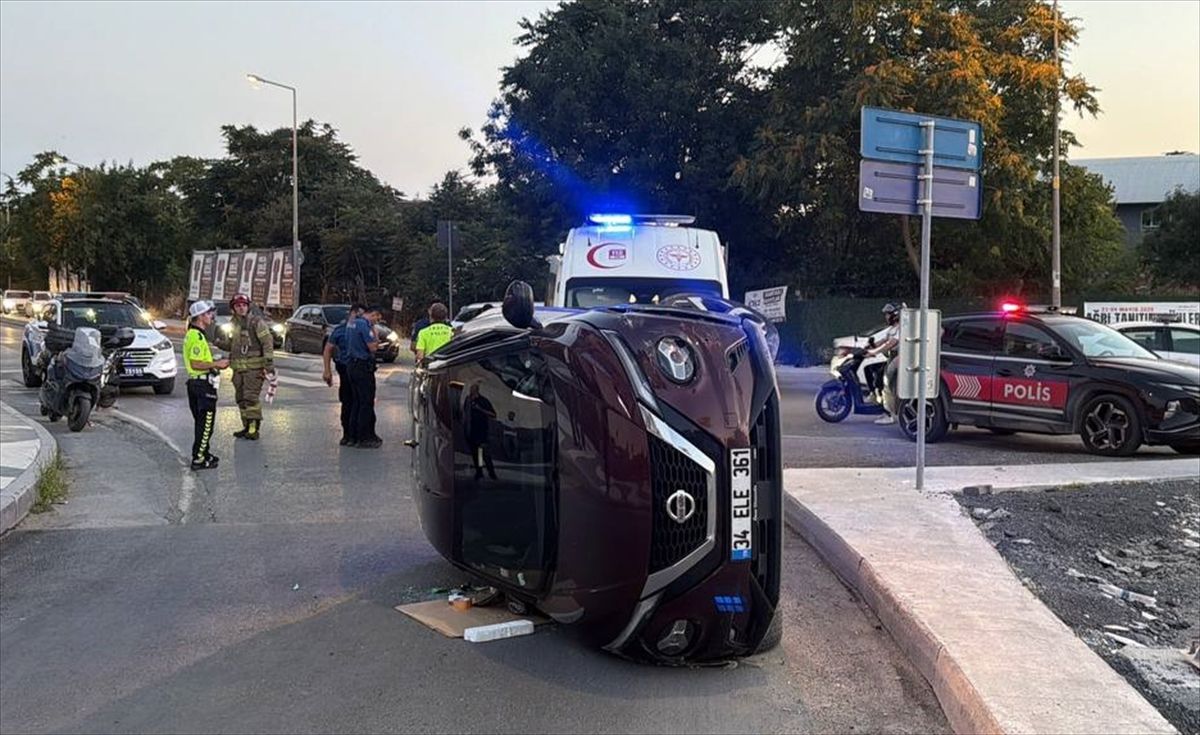Bakırköy'de otomobil refüje çarptı: sürücü yaralı