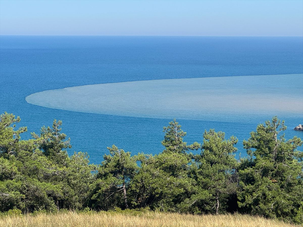 İnkumu'nda sağanak sonrası deniz kahverengiye döndü